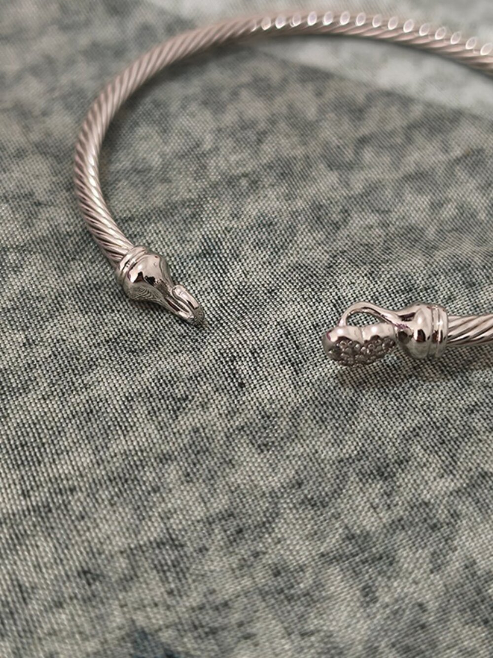 David Yurman Sterling Silver Heart-Shaped Clasp Bracelet With Diamond Accents. - Picture 4 of 6